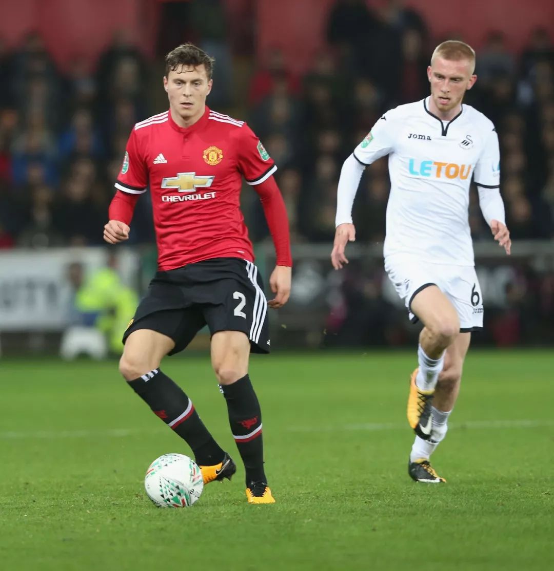 成鲜明对比 成鲜明对比